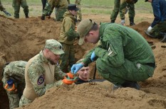 Участники поискового отряда на раскопе ГИП